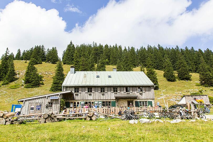 Ein Bild aus besseren Zeiten: Die Riesenhütte gehört zu einem beliebten Ausflugsziel für Wanderer im Chiemgau.