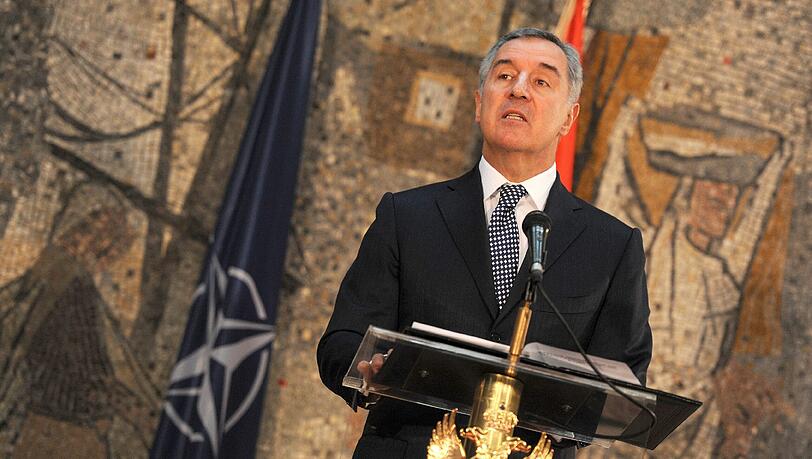 Montenegros Premierminister Milo Djukanovic äußert sich während einer Pressekonferenz in Pogorica, Montenegro, zum Nato-Beitritt. Montenegros Premierminister Milo Djukanovic äußert sich während einer Pressekonferenz in Pogorica, Montenegro, zum Nato-Beitritt.