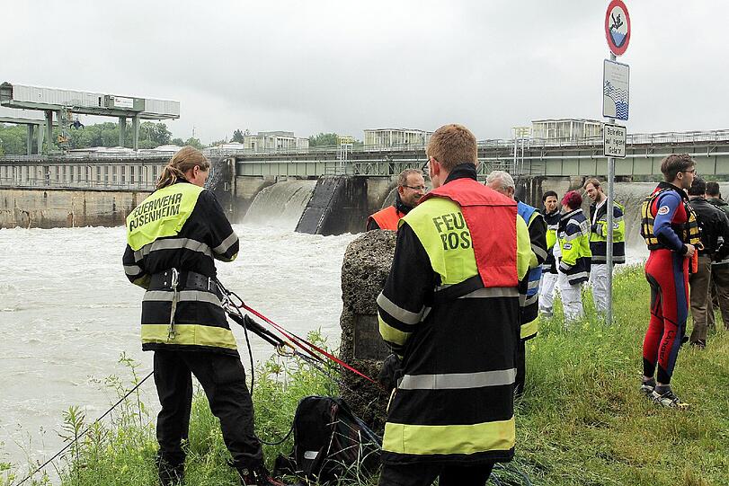 Die Strömung riss den Wagen mit sich. Ein Großaufgebot an Rettungskräften der Feuerwehr und Wasserwacht sowie ein Polizeihubschrauber suchen nach dem Fahrzeug.