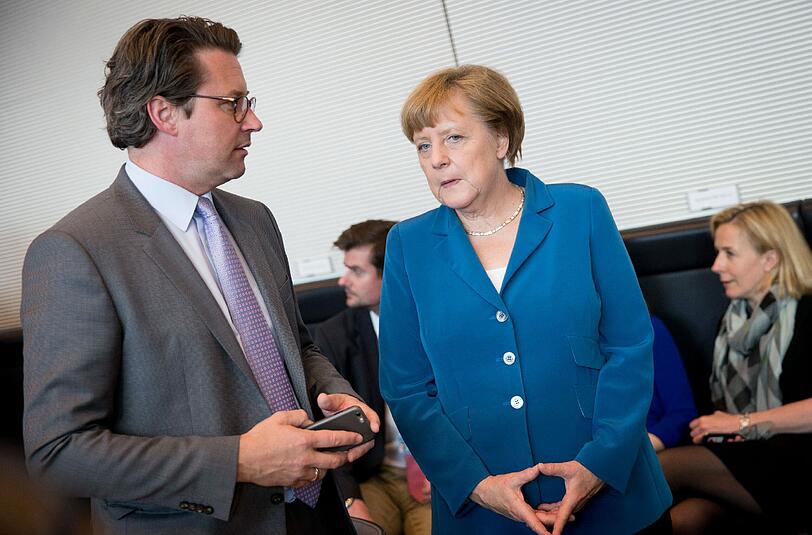 CSU-Generalsekretär Andreas Scheuer bekräftigte, dass erst im Frühjahr entschieden wird, ob eine Kanzlerkandidatur von Angela Merkel von der CSU unterstützt wird. (Archivbild)