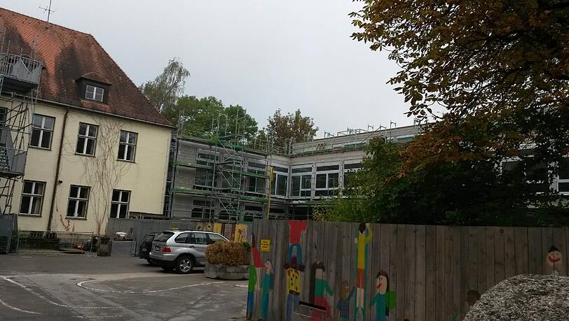 Im ehemaligen Pausenhof ist schon der Rohbau des neuen Gebäudes zu erkennen Im ehemaligen Pausenhof ist schon der Rohbau des neuen Gebäudes zu erkennen