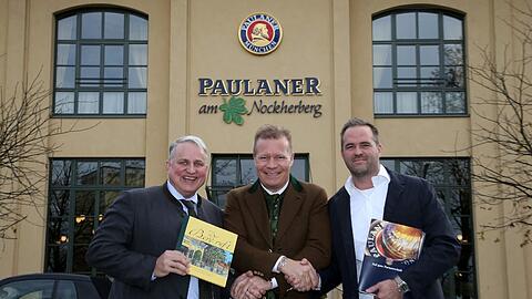 Es ist vollbracht: Paulaner-Boss Andreas Steinfatt mit den beiden neuen Wirten Christian Schottenhamel (l.) und Andreas Lechner.