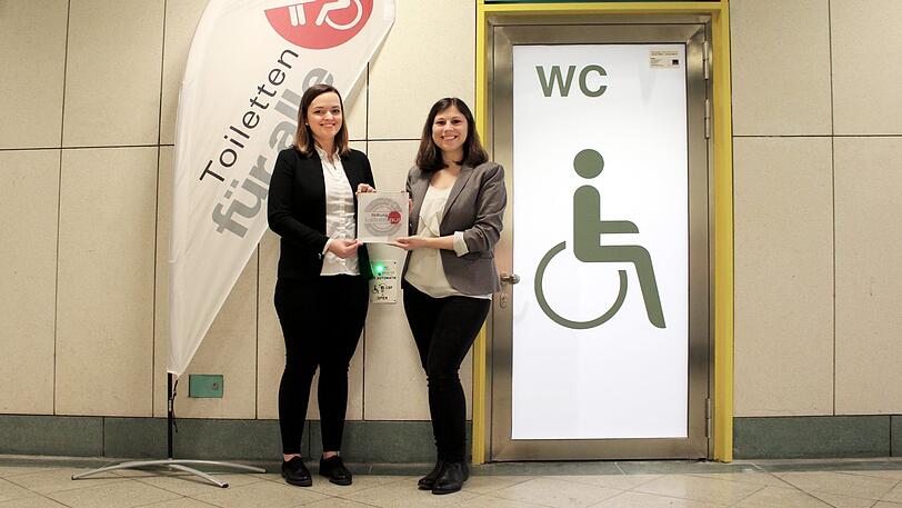 So wirbt die Firma für die "Toilette für alle" an der U-Bahn in Thalkirchen.