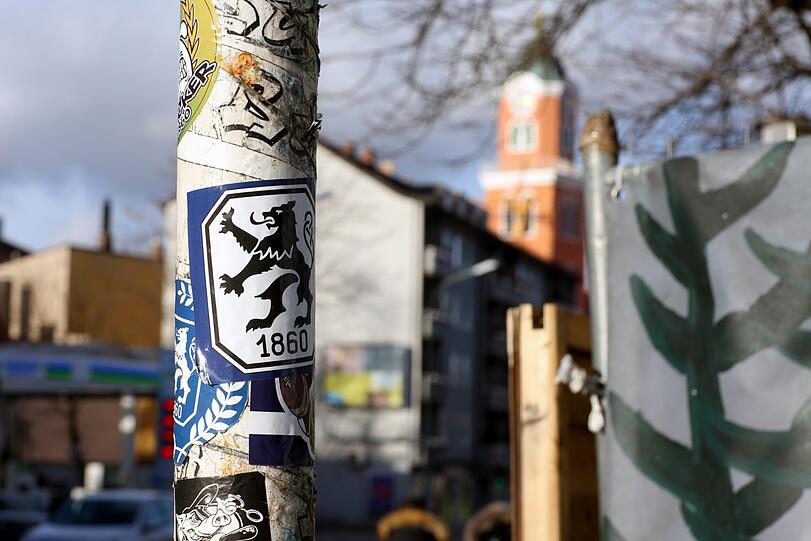 In Giesing nur der TSV? So sehen es zumindest die vielen Sticker-Kleber im Viertel.