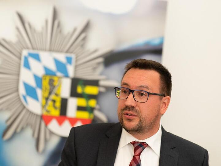 Der Leiter der Kriminalpolizeiinspektion Coburg, Rainer Schmeußer, spricht bei einer Pressekonferenz. Foto: Nicolas Armer