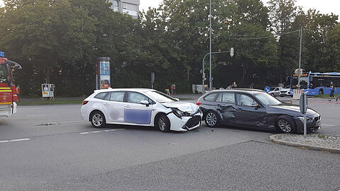 Beide Fahrzeuge mussten nach dem Unfall abgeschleppt werden.