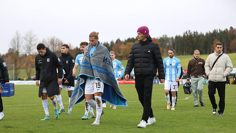 Verließen nach der Partie mit gesenkten Köpfen die Arena: Die Sechzig-Kicker um Fynn Lakenmacher. Verließen nach der Partie mit gesenkten Köpfen die Arena: Die Sechzig-Kicker um Fynn Lakenmacher.