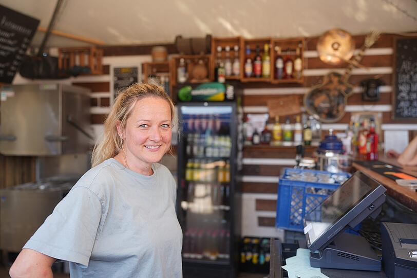 Andechser-Zelt-Wirtin Niko Strnad appelliert an die Besucher, keine eigenen Getränke mit in den Biergarten zu bringen. Andechser-Zelt-Wirtin Niko Strnad appelliert an die Besucher, keine eigenen Getränke mit in den Biergarten zu bringen.