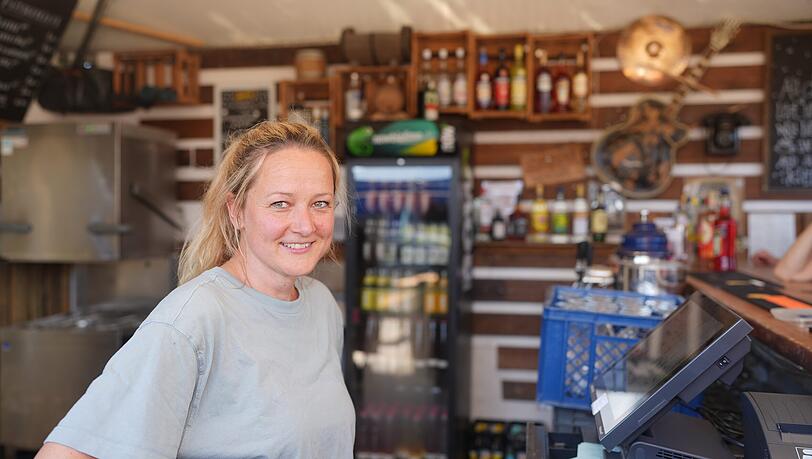 Andechser-Zelt-Wirtin Niko Strnad appelliert an die Besucher, keine eigenen Getränke mit in den Biergarten zu bringen. Andechser-Zelt-Wirtin Niko Strnad appelliert an die Besucher, keine eigenen Getränke mit in den Biergarten zu bringen.