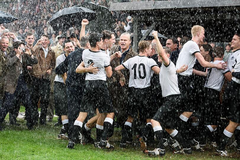 Ein Wunder, in Bern! Trainer Sepp Herberger (Christoph Gareisen, Mitte) freut sich mit der deutschen Fußballnationalmannschaft über den Weltmeistertitel in Adidas-Schuhen. Ein Wunder, in Bern! Trainer Sepp Herberger (Christoph Gareisen, Mitte) freut sich mit der deutschen Fußballnationalmannschaft über den Weltmeistertitel in Adidas-Schuhen.