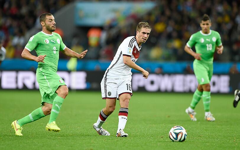 Philipp Lahm: Wirkte von Beginn an frischer und agiler als in der
Gruppenphase. War um Linie bemüht. Oft auch Zweikampfsieger und sicherer
Passgeber. Sogar mit einer guten Schusschance. Wechselte nach Mustafis Abgang
auf rechts in die Viererkette und machte auch dort viel Druck. &ndash; Note: 2.