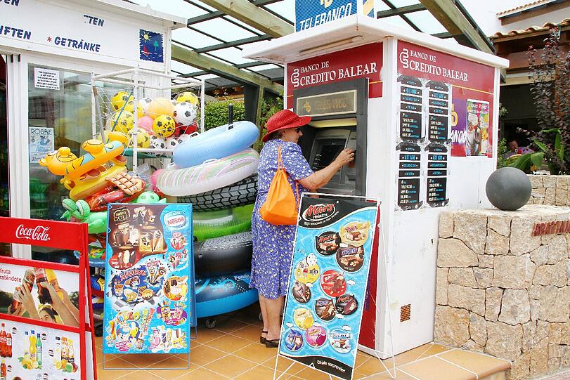 Wenn das Urlaubsgeld knapp wird, können Reisende Bares oft am Automaten abheben &ndash; vorausgesetzt, man führt eine Bankkarte bei sich.