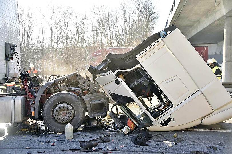 Wie durch ein Wunder konnte der Lkw-Fahrer mit nur mittelschweren Verletzungen aus dem Warck geborgen werden.
