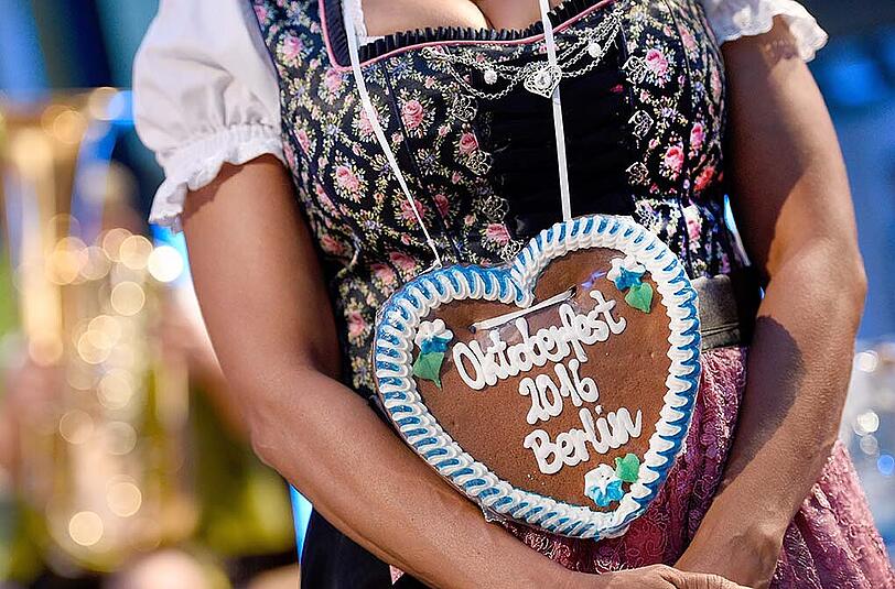 In der Bayrischen Landesvertretung in Berlin fand am Mittwoch der traditionelle Berliner Auftakt zum Münchner Oktoberfest statt. Vor Ort waren unter anderem Volker Kauder, Ilse Aigner und Alexander Dobrindt. Die Bilder.