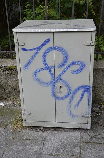 Alle fünf Meter ein neues Graffiti. Das ganze Areal um den Bahnhof herum ist voll davon.