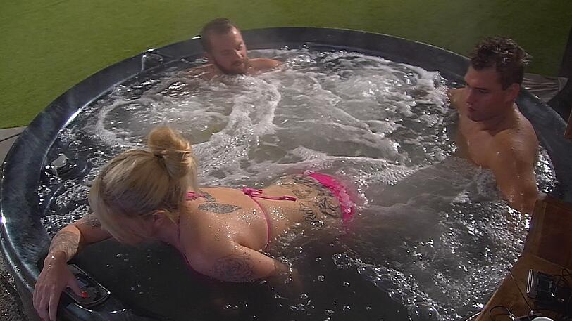 Im Whirlpool gehen die beiden auf Tuchfühlung. Atchi sitzt daneben und schaut zu.