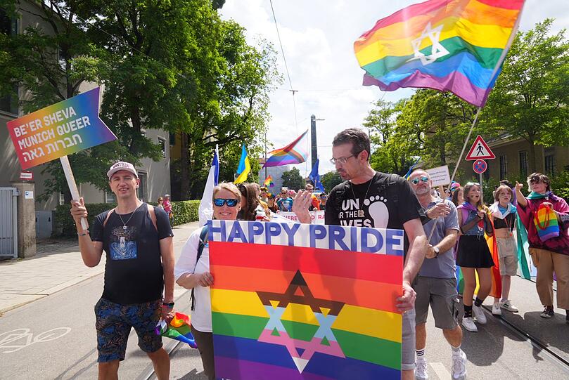 Fröhliche Teilnehmer bei der CSD-Parade in München.