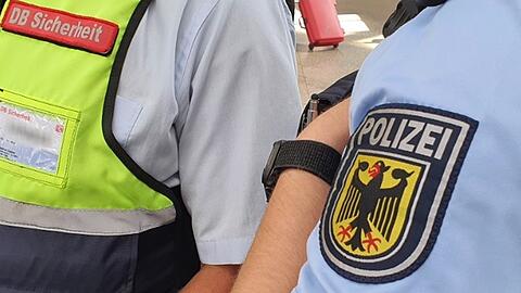 Einmal wurde DB-Sicherheitspersonal angegriffen, einmal mussten sich Bundespolizisten gegen Widerstand behaupten. (Symbolbild)