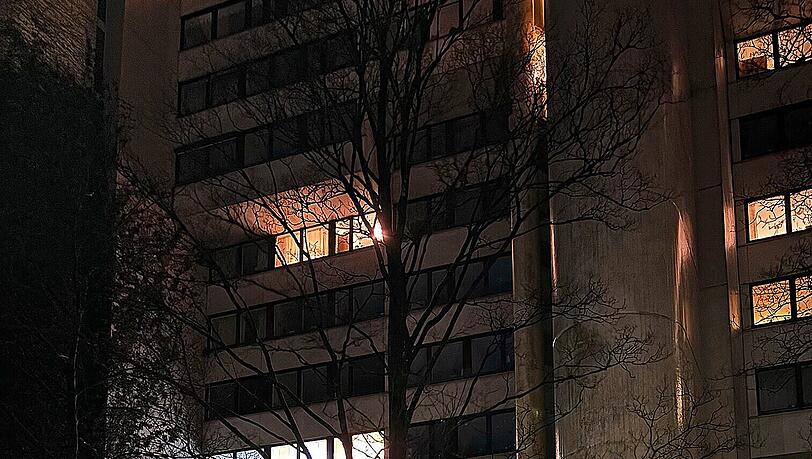 Das Hochhaus im Olympiadorf ist durch die Flammen hell erleuchtet. Das Hochhaus im Olympiadorf ist durch die Flammen hell erleuchtet.