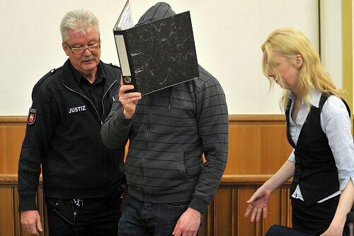 Der Angeklagte versteckt sich