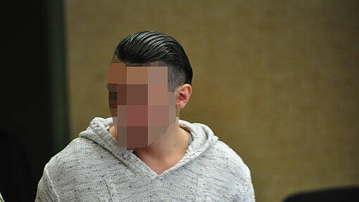 Angeklagt: Lagerarbeiter Stefan P. (26) soll seine Ex-Frau Sarah niedergestochen haben. Angeklagt: Lagerarbeiter Stefan P. (26) soll seine Ex-Frau Sarah niedergestochen haben.