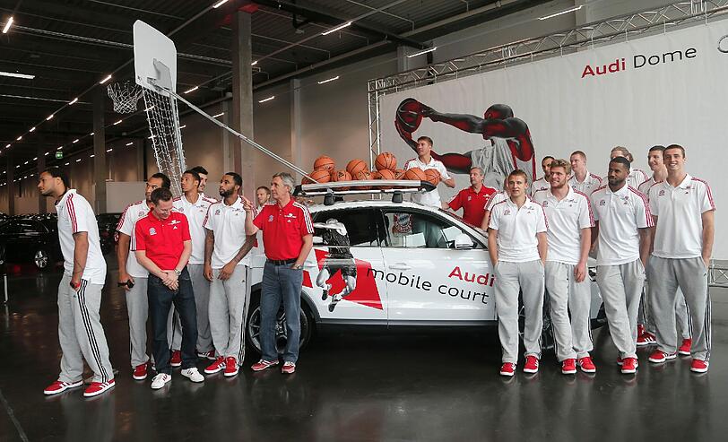 Am Montag erhielten die Spieler von Trainer Svetislav Pesic im Audi Gebrauchtwagen-Zentrum ihre neuen Dienstwagen.