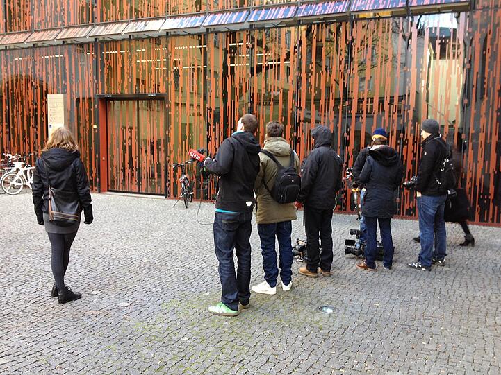 Warten auf Felix Neureuther vor der Praxis von Dr. Müller-Wohlfahrt. Das DSV-Auto, mit den Neureuther kam, ist offenbar nicht der Unfallwagen.