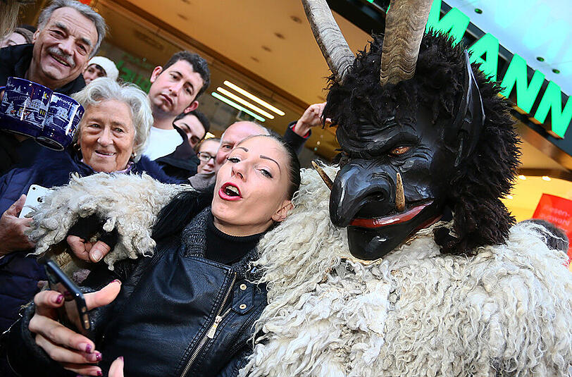 Traditioneller Münchner Krampuslauf durch die Fußgängerzone zum Marienplatz.