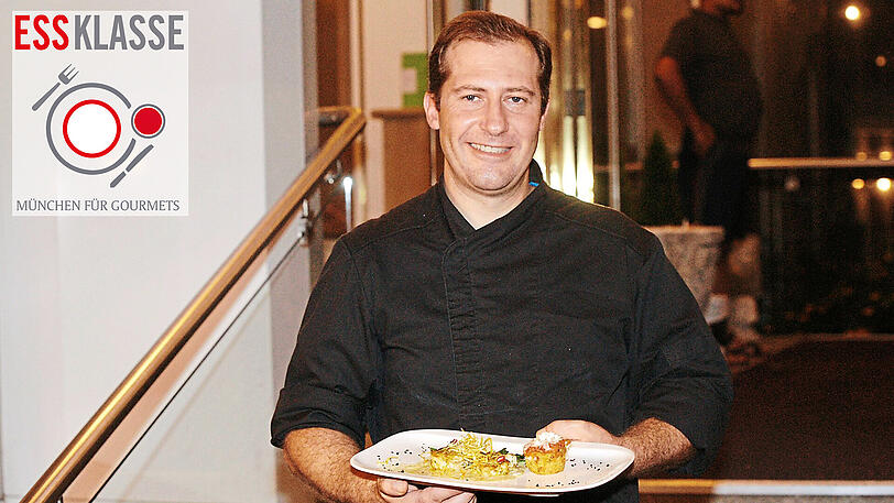 Chef Markus Camera ist im Oktober Gastgeber der Ess-Klasse. Hier präsentiert er den alternativen Hauptgang des Menüs vor seinem Restaurant Inszenario: Seeteufelmedaillons, gebraten auf
Pommery-Senf-Sauce, an einem Soufflé von Roter Bete und Kartoffel, dazu Zuckerschoten.