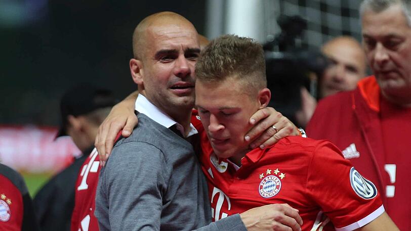 Guardiola (l.), hier nach dem Gewinn des DFB-Pokals 2016, gilt als großer Fan von Joshua Kimmich.