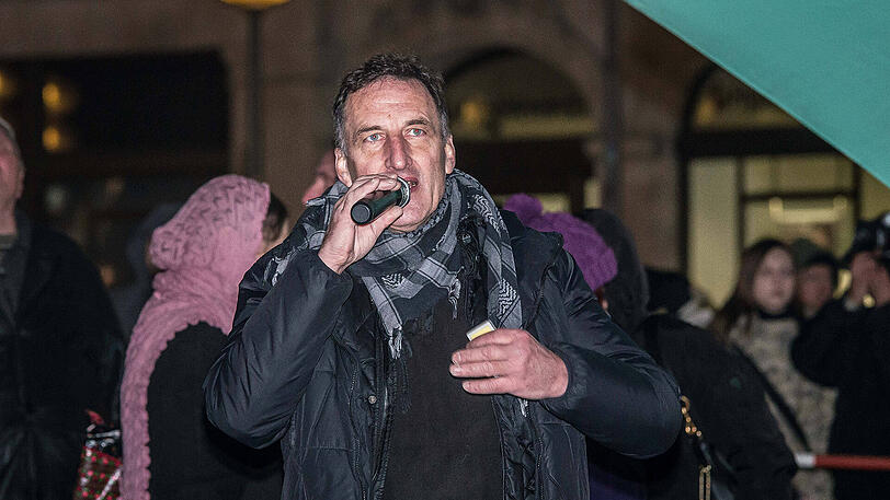 Unter den Pegida-Demonstranten auch: der verurteilte ehemalige Pegida-Chef Heinz Meyer.