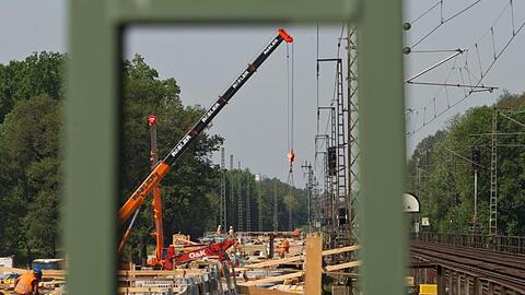 Ersatzbau einer Eisenbahnbrücke: Die Infrastruktur der Bahn ist teilweise marode - zu lange wurde nicht genug Geld ausgegeben.