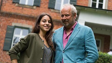 Almila Bagriacik (l) und Axel Milberg vor einem Drehort für den Kieler "Tatort - Borowski und das Glück der anderen".