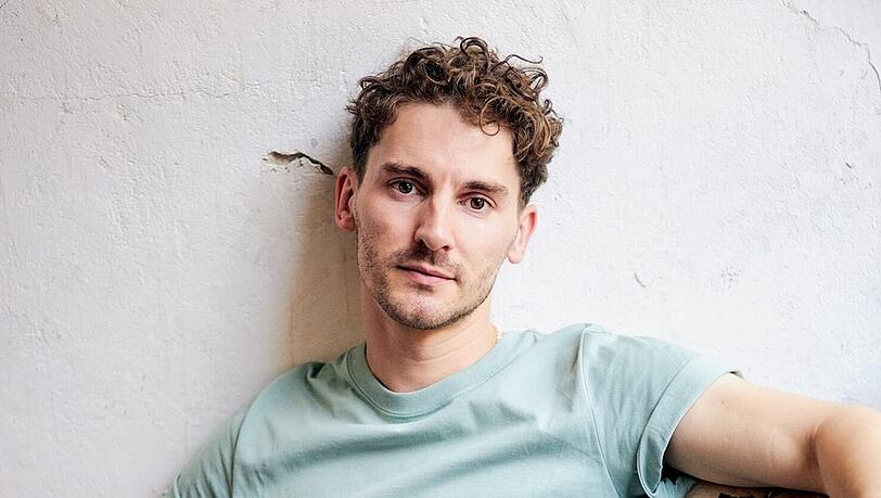 Schauspieler und Sänger Martin Bruchmann veröffentlicht seine Debüt-EP und den Musik-Kurzfilm "Wer wär ich heute, wenn ich damals nicht gegangen wär".