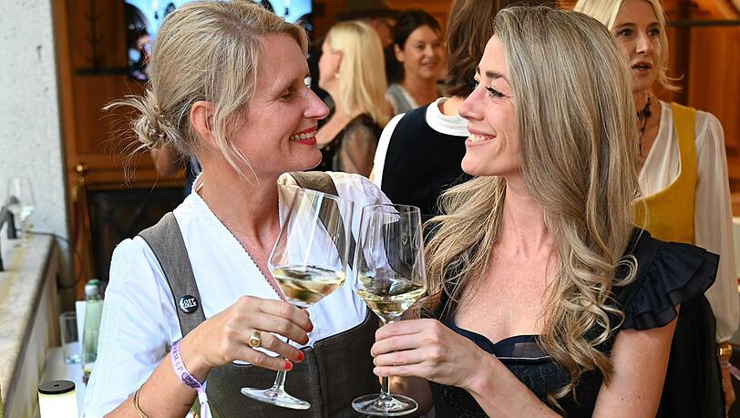 Sina Scherer (links) und Silke Völling veranstalten die Party. Sina Scherer (links) und Silke Völling veranstalten die Party.