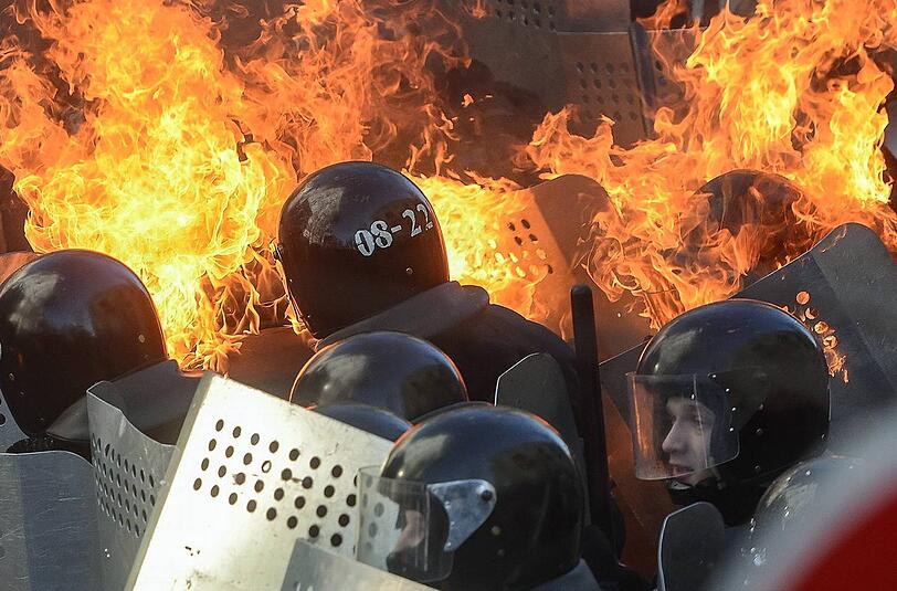 Sicherheitskräfte werden mit Molotovcocktails beworfen