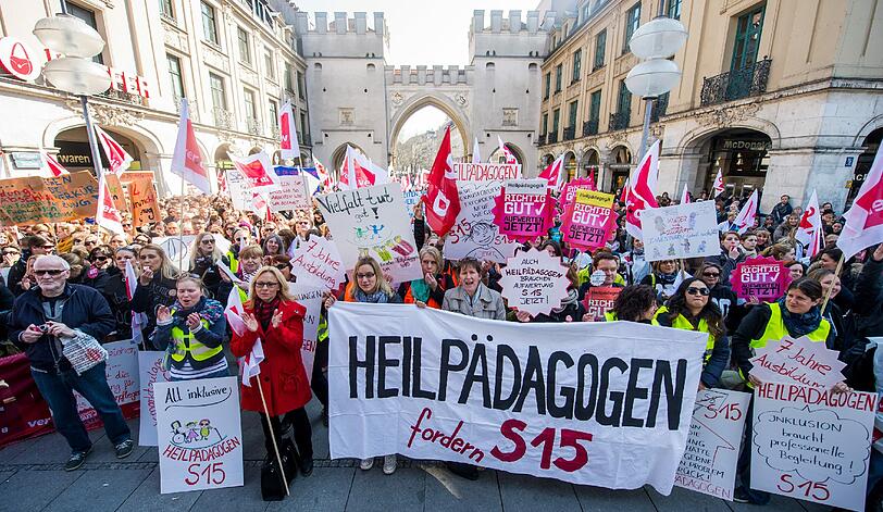 Demo für mehr Geld und Anerkennung.