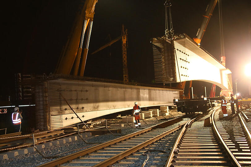 142 Tonnen schwer und 50 Meter lang - so wurde ein Brückenteil in Mühldorf am Inn eingesetzt.