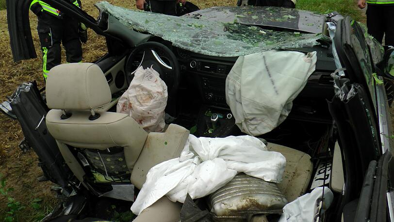 Wie durch ein Wunder hat der 21-jährige Fahrer überlebt. Die Bilder des Horror-Unfalls.