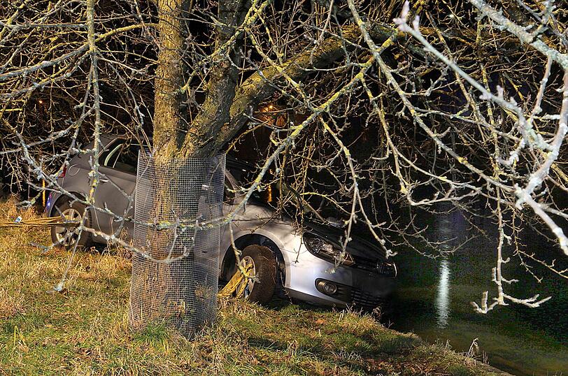 Vom eigenen Auto überrollt - die Bilder vom Unfallort in Trostberg.