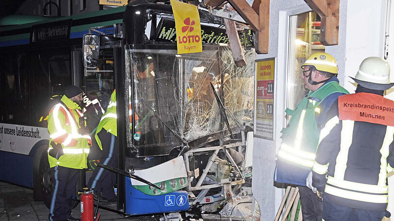 Der Fahrer des MVV-Busses wurde verletzt, er konnte von der Feuerwehr befreit werden.