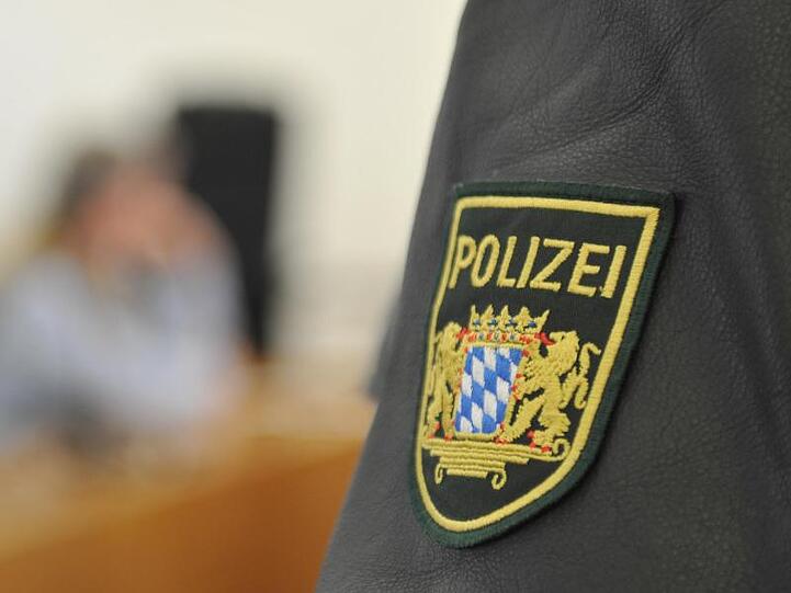 Ein Justizbeamter in Uniform. Foto: Stefan Puchner/dpa/Archivbild