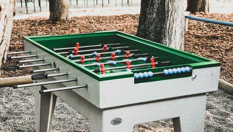 Für den Tischkicker werden 1.500 Euro aufgerufen.