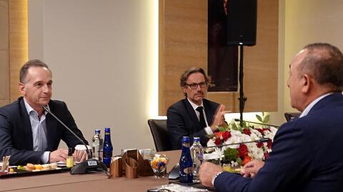 Bundesaußenminister Heiko Maas (l) im Gespräch mit seinem türkischen Amtskollegen Mevlüt Cavusoglu in Antalya.