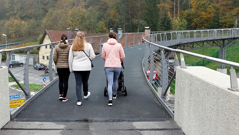Drei Frauen gehen über die Heilig-Geist-Fußgängerbrücke über die B304 östlich von Traunstein.