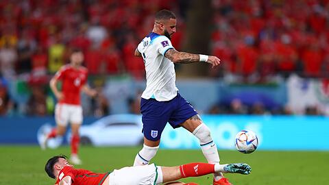 Wales brauchte einen Sieg und zeigte Einsatz: hier Kieffer Moore (u) im Duell mit Kyle Walker.