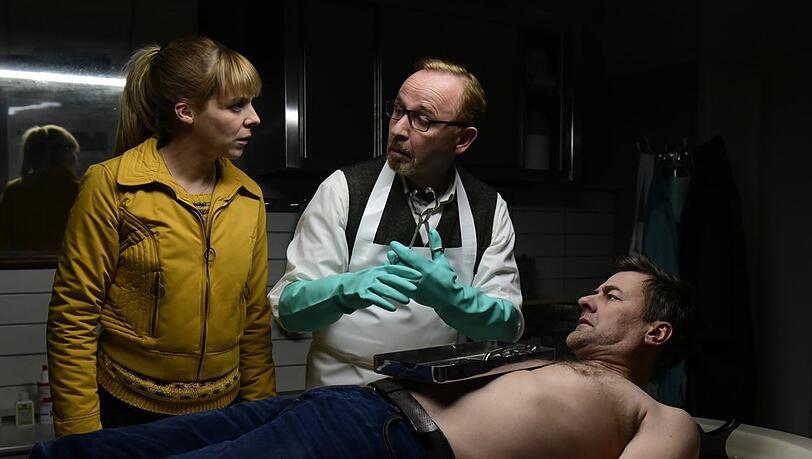 "München Mord: Was vom Leben übrig bleibt": Harald Neuhauser (Marcus Mittermeier), Angelika Flierl (Bernadette Heerwagen) und Ludwig Schaller (Alexander Held) bei der "Obduktion".