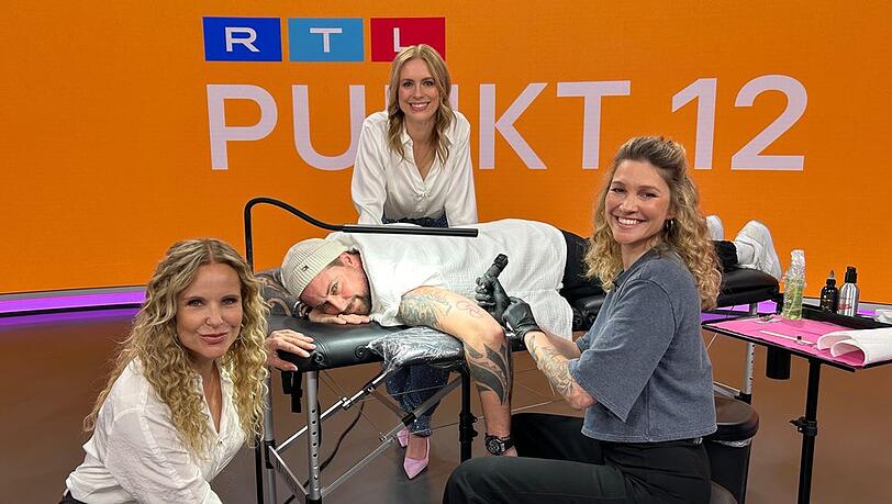 Felix von Jascheroff mit Lara Dandelion Seibert (m.) und Katja Burkard (li.) bei der Tattoo-Aktion.