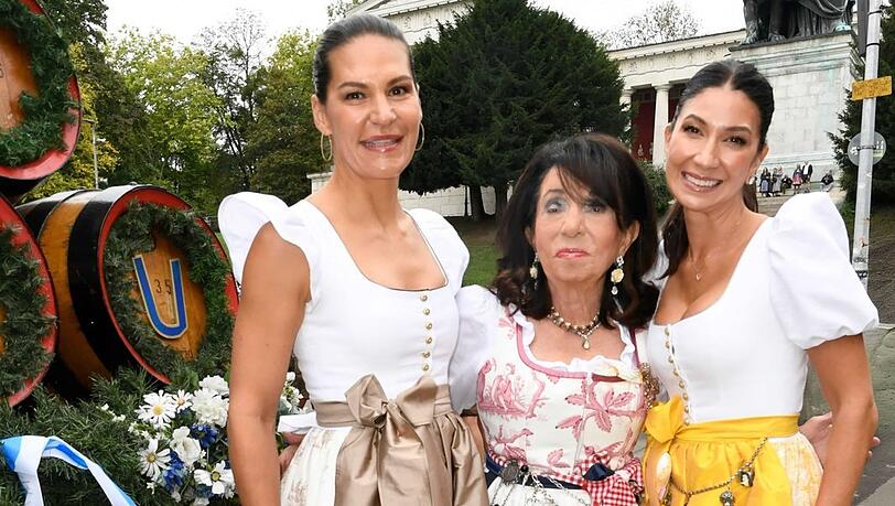 Gastgeberin und Initiatorin der legendären Damenwiesn Regine Sixt (Mitte) mit ihren Schwiegertöchtern Andrea (links) und Noni Sixt (rechts).