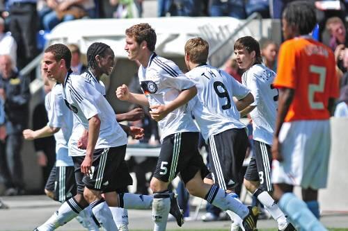 Lennart Thy (Nummer 9) feiert sein 1:0 im EM-Finale gegen die Niederlande. Am Ende hieß es 2:1 nach Verlängerung für Deutschland.